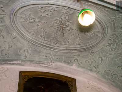 I pesanti strati di vernice bianca mostrano comunque gli antichi e ricchissimi decori che ci lasciano incantati: ripetute cornici con intricati fregi geometrici e vegetali...